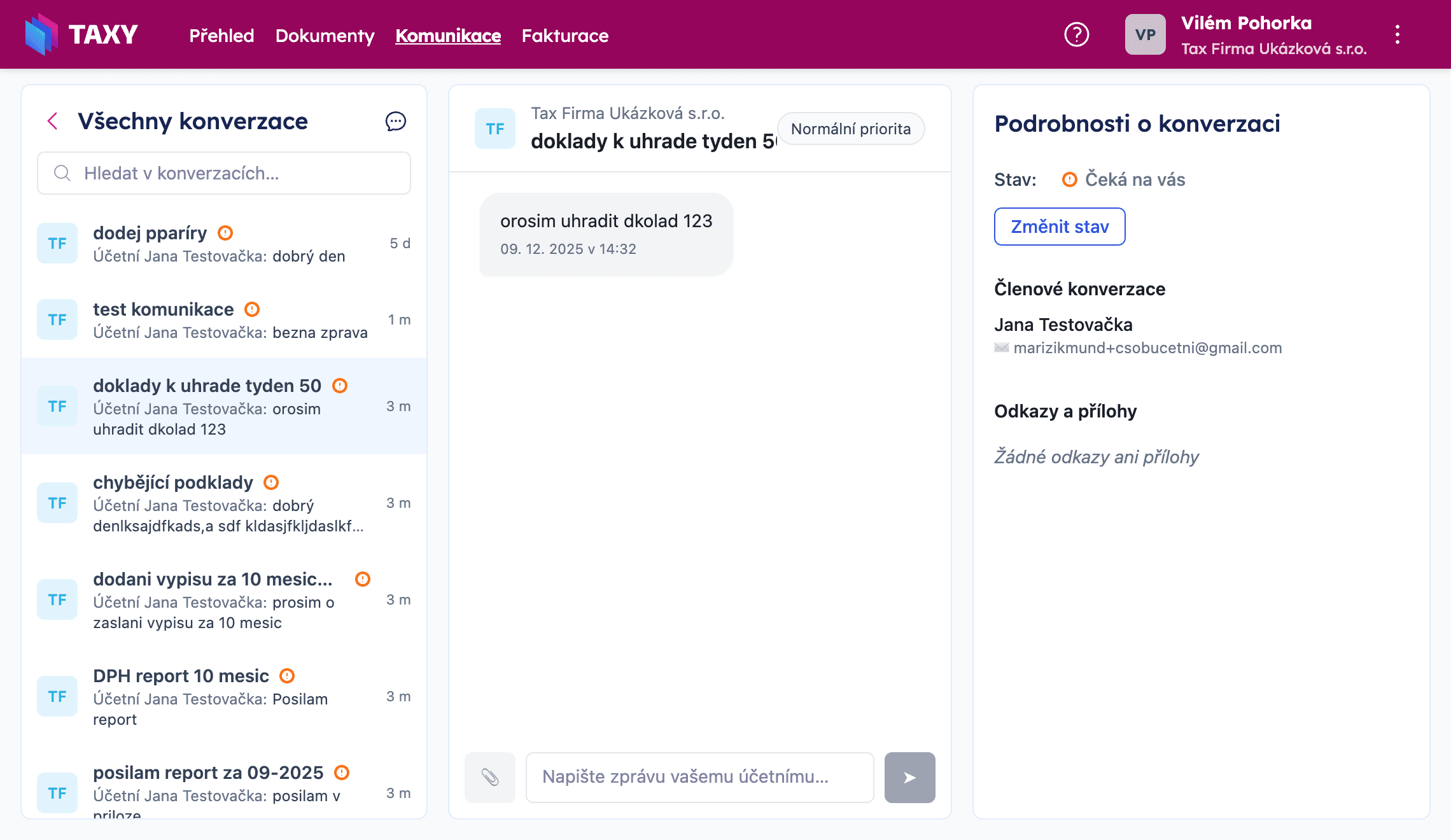 Detail konverzace se zprávami, stavem a polem pro odpověď